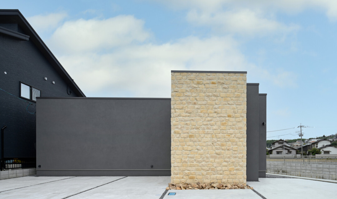 クオーレストーンと塗壁の平屋住宅