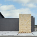 クオーレストーンと塗壁の平屋住宅