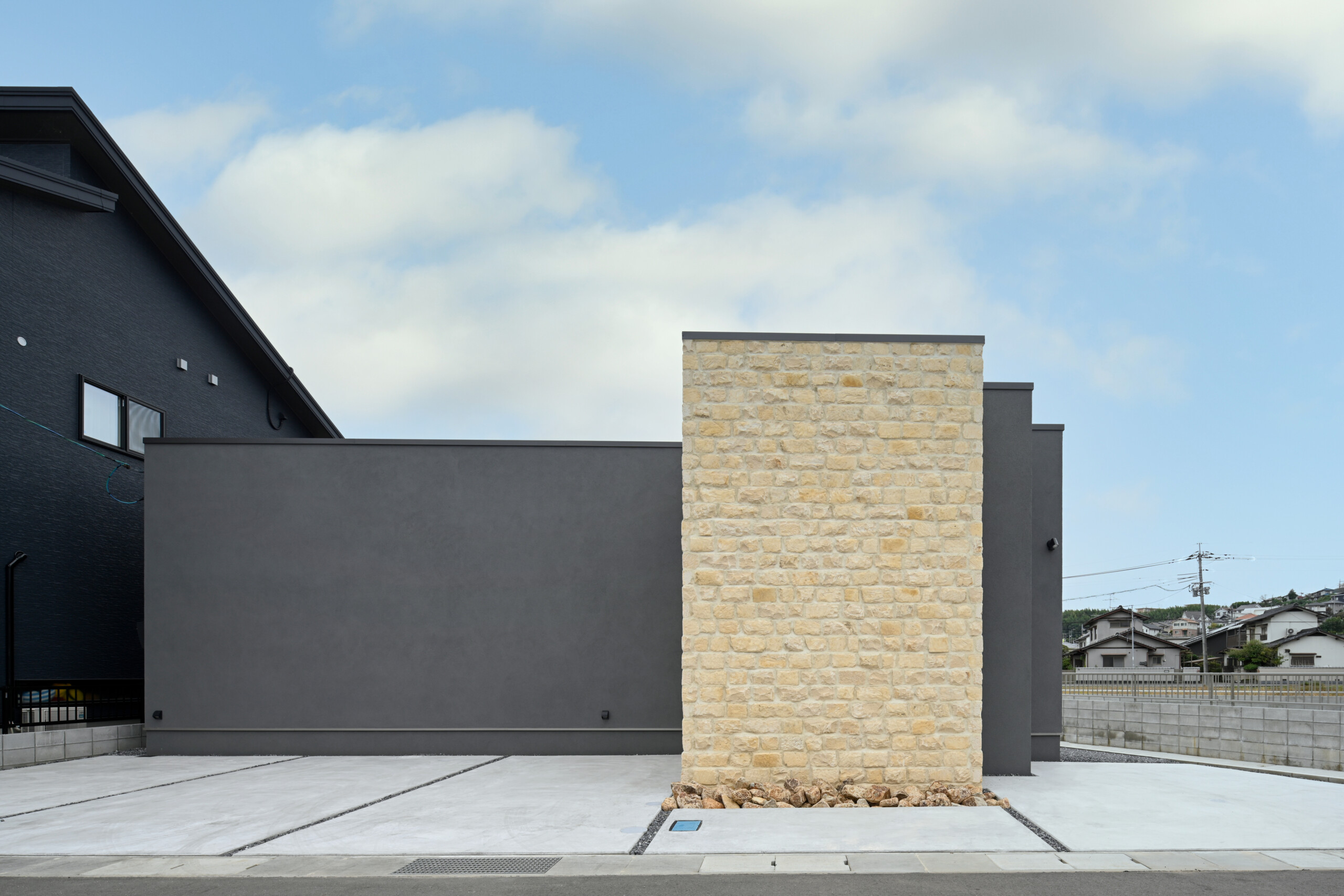 クオーレストーンと塗壁の平屋住宅